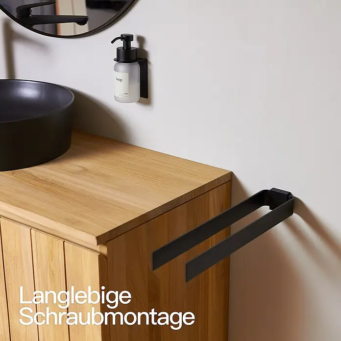 Designfabrik Hamburg Handtuchhalter - Schwarz, Matt, 2 Stk. - Elegantes Badezimmer-Interieur mit einem Holztisch, einem schwarzen Waschbecken und einem schwarzen Handtuchhalter.