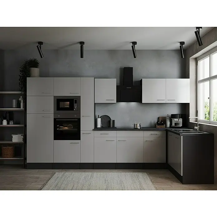 Respekta Olivia Winkelküche - 172 x 370 cm, Weiß, Mit Elektrogeräten - Helle Küche mit grauen Schränken, einem schwarzen Eckspülbecken und schwarzen Deckenleuchten.