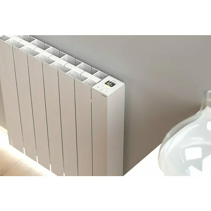 Rointe Emisor térmico Hera - 1.250 W, Blanco, 9 x 74 x 55 cm - Primer plano de un radiador blanco Noirot con pantalla digital y diseño moderno, ideal para un hogar elegante.
