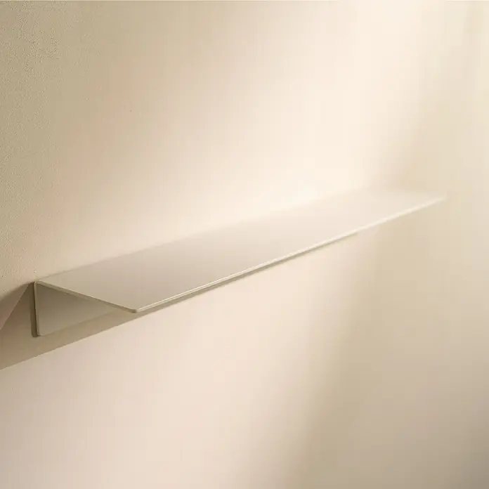 Designfabrik Hamburg Badablage - Breite: 58 cm, Aluminium, Weiß - Die Aufnahme zeigt ein schlichtes, weißes Wandregal, das an einer hellen Wand befestigt ist und einen minimalistischen Eindruck vermittelt.