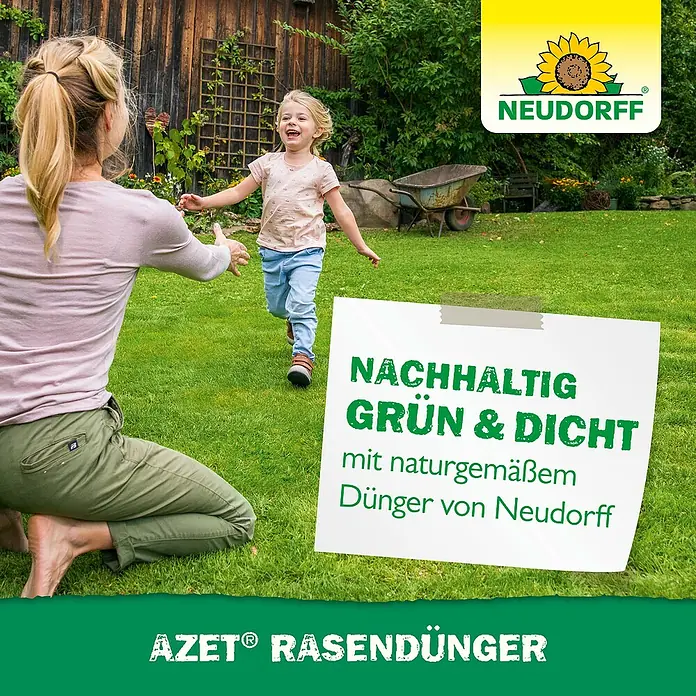 Neudorff Azet Rasendünger - 10,05 kg, Max. Anwendungsfläche: 201 m² - Bild einer Familie im Garten, beworben wird der AZET® Rasendünger von Neudorff für einen nachhaltig grünen und dichten Rasen.