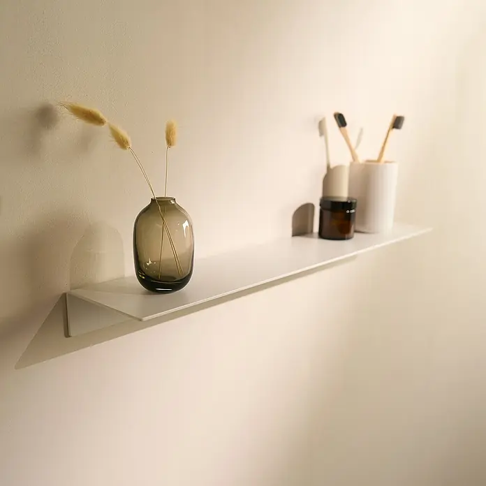 Designfabrik Hamburg Badablage - Breite: 58 cm, Aluminium, Weiß - Ein elegantes Wandregal mit dekorativer Vase und Badezimmerutensilien, das eine minimalistische Ästhetik und praktische Aufbewahrungslösung bietet.