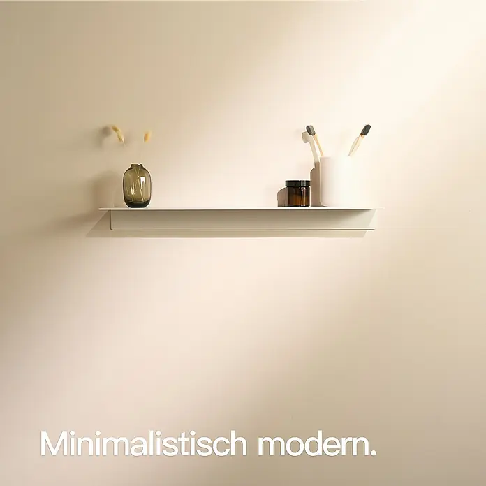 Designfabrik Hamburg Badablage - Breite: 58 cm, Aluminium, Weiß - Minimalistisches Wandregal mit Dekorationen wie Zahnbürsten, Vase und Cremetiegel auf beiger Wand.