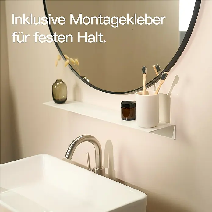 Designfabrik Hamburg Badablage - Breite: 58 cm, Aluminium, Weiß - Das Bild zeigt einen weißen Waschtisch mit Spiegel und Regal, auf dem Zahnbürsten, ein Behälter und eine kleine Dekovase stehen.