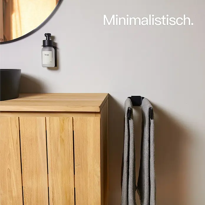 Designfabrik Hamburg Handtuchhalter - Schwarz, Matt, 2 Stk. - Modernes Badezimmer-Interieur mit einem hellen Holzschrank, einem minimalistischen Handtuchhalter und einer eleganten Seifenspenderflasche.