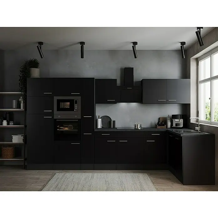 Respekta Olivia Winkelküche - 172 x 370 cm, Schwarz, Mit Elektrogeräten - Moderne Küche mit mattschwarzen Schränken, Edelstahlgriffen und modernen Deckenstrahlern für eine stilvolle Atmosphäre.