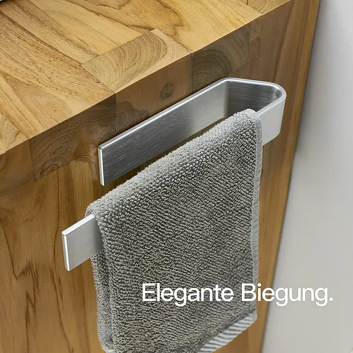 Designfabrik Hamburg Handtuchhalter - Silber gebürstet, Matt, Breite: 22 cm - Handtuchhalter aus gebürstetem Aluminium mit einem grauen Handtuch.