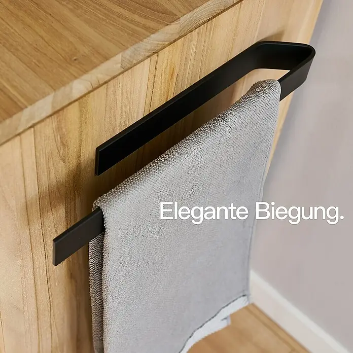 Designfabrik Hamburg Handtuchhalter - Schwarz, Matt, Breite: 40 cm - Handtuchhalter aus schwarzem Metall mit einem grauen Handtuch, befestigt an einem Holzschrank.