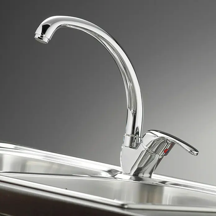 Pyramis Spültischarmatur Sereno - Chrom, Glänzend - Nahaufnahme eines glänzenden Chrom-Küchenarmatur über einer Spüle, die das moderne Design und die Funktionalität hervorhebt.