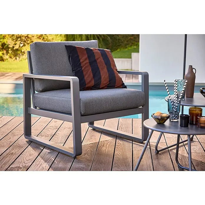 Sunfun Maja Loungesessel - B x T x H: 76 x 76 x 74,5 cm, Aluminium, Olefin, Night-Grey - Moderner grauer Outdoor-Sessel mit einem gestreiften Kissen und einem passenden Beistelltisch für entspannte Stunden im Freien.