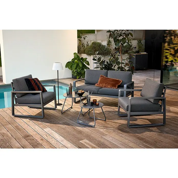 Sunfun Maja Loungemöbel-Set II - 5 -tlg., Aluminium, Stahl, Olefin, Night-Grey - Elegantes graues Gartenmöbel-Set mit Sessel, Sofa und Beistelltischen auf einer Holzterrasse neben einem Pool.