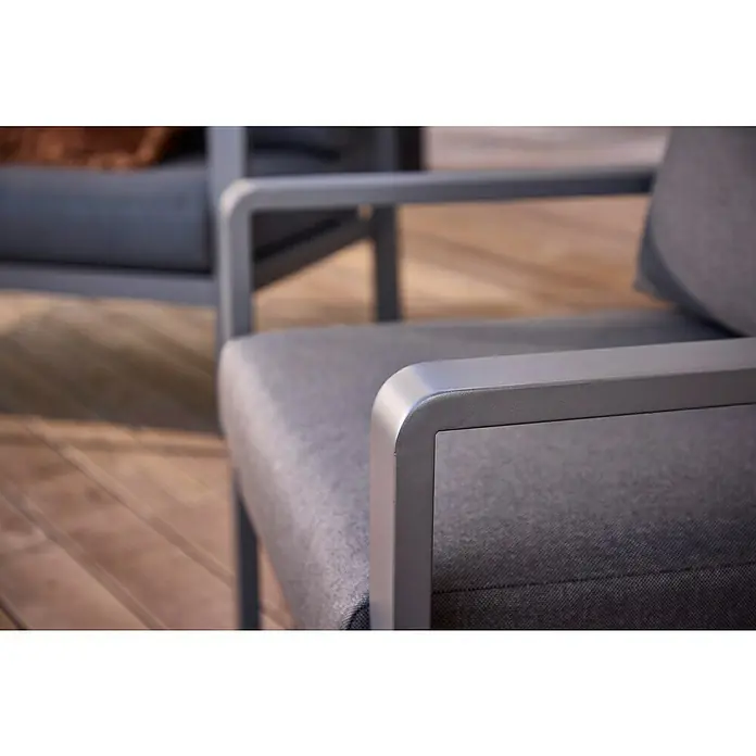 Sunfun Maja Loungesessel - B x T x H: 76 x 76 x 74,5 cm, Aluminium, Olefin, Night-Grey - Nahaufnahme eines grauen Sessels mit einem modernen Design, der auf einer Holzterrasse steht. Der Sessel hat bequeme Polster und eine klare Linienführung.