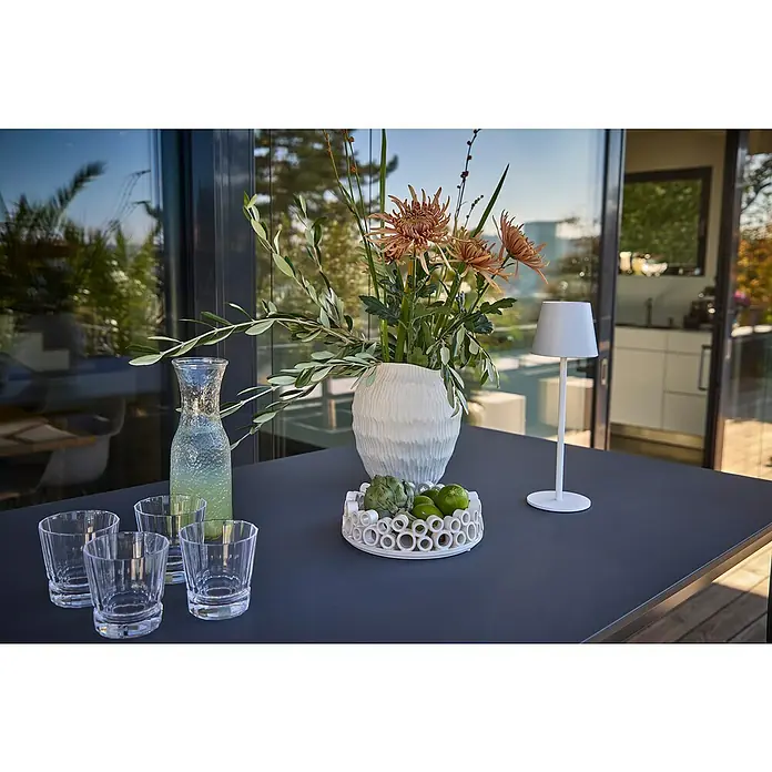 Sunfun Maja Bartisch - L x B x H: 160 x 90 x 104 cm, Aluminium, Night-Grey - Elegantes Arrangement auf einem Tisch mit einer Karaffe, Gläsern, Blumenvase, Deko-Schale und einer Tischleuchte.