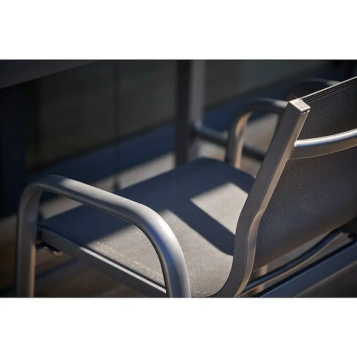 Sunfun Gastro Garten-Barhocker - Stahl, Textilen, Stapelbar, Night-Grey, B x T x H: 53,5 x 74 x 110 cm - Detailaufnahme eines grauen Outdoor-Stuhls mit Metallrahmen und Stoffbespannung, ideal für Terrasse und Garten.