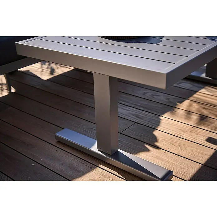 Sunfun Maja Garten-Loungetisch - L x B x H: 138,5 x 70 x 72 cm, Stahl, Night-Grey - Nahaufnahme eines modernen, grauen Tisches mit einer schlichten Tischplatte und einem stabilen, rechteckigen Standfuß auf einer Holzterrasse.
