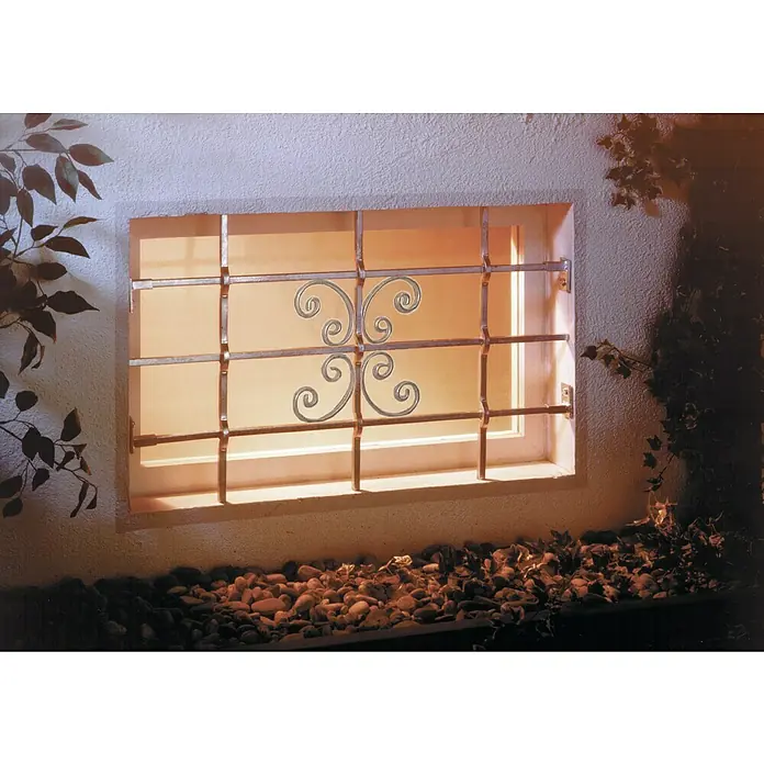 Fenstergitter Milo - B x H: 120 x 69 cm, Montage Fenstergitter: Fensterlaibungsmontage - Fenstergitter mit dekorativen Verzierungen bietet Schutz und eine stilvolle Optik. Ideal für erhöhte Sicherheit mit ästhetischem Anspruch.
