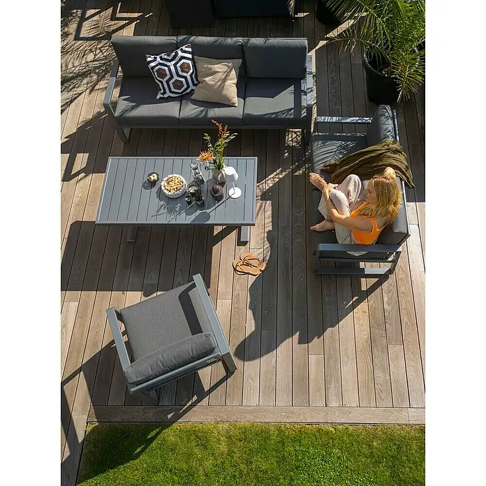 Sunfun Maja Garten-Loungetisch - L x B x H: 138,5 x 70 x 72 cm, Stahl, Night-Grey - Gartenmöbel-Set mit Sofa, Sesseln und Tisch auf einer Holzterrasse, ideal für entspannte Stunden im Freien.