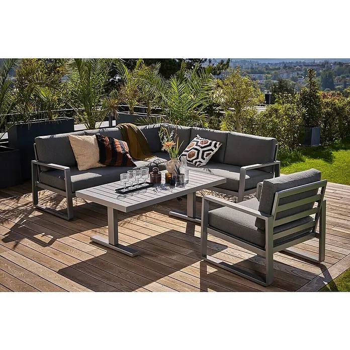 Sunfun Maja Garten-Loungetisch - L x B x H: 138,5 x 70 x 72 cm, Stahl, Night-Grey - Moderne Gartenmöbel-Set mit grauem Sofa, Sessel und Tisch auf einer Holzterrasse. Ideal für stilvolle Entspannung im Freien.