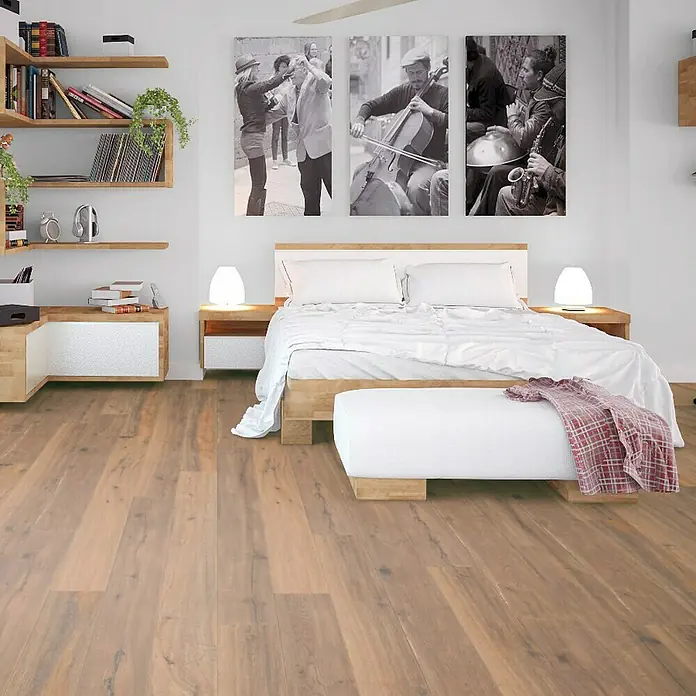 Parkettmuster Eiche Lindau - 280 x 160 x 15 mm, Landhausdiele - Schlafzimmer mit Holzboden, Bett mit weißer Bettwäsche, Nachttischen mit Lampen und Wandkunst.