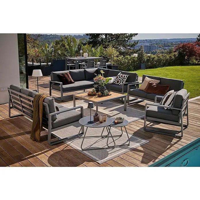 Sunfun Maja Loungemöbel-Set - 6 -tlg., Aluminium, Stahl, Polywood, Olefin, Night-Grey - Graue Gartenmöbel-Lounge-Gruppe mit Couchtisch und Beistelltischen auf einer Holzterrasse mit Blick ins Grüne.