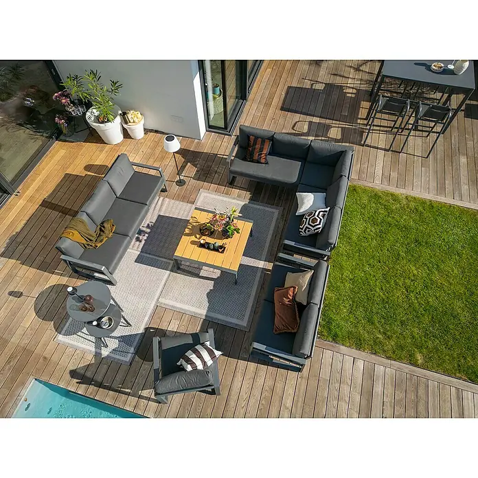 Sunfun Maja Loungesofa 3-Sitzer - B x T x H: 203 x 76 x 74,5 cm, Aluminium, Olefin, Night-Grey - Luftaufnahme einer eleganten Loungegruppe im Freien, die modernes Design und Komfort vereint. Ideal für entspannte Stunden im Garten.