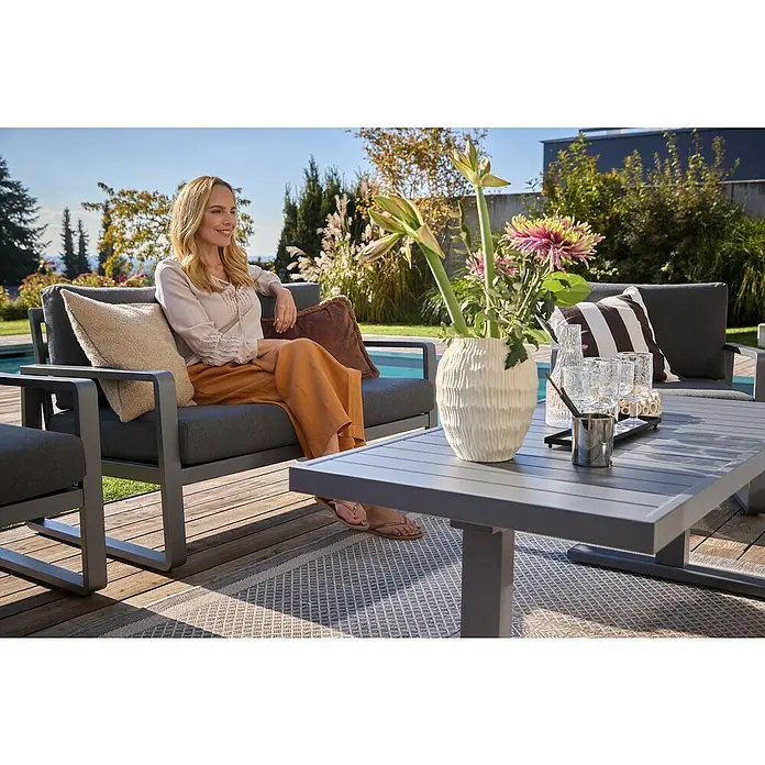 Sunfun Maja Garten-Loungetisch - L x B x H: 138,5 x 70 x 72 cm, Stahl, Night-Grey - Das moderne Gartenmöbel-Set mit Loungesesseln und einem Couchtisch bietet Komfort und Stil für entspannte Stunden im Freien.