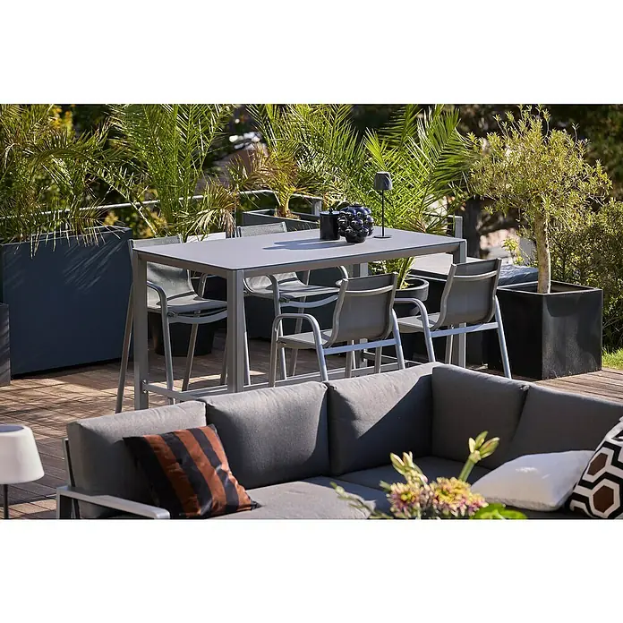 Sunfun Maja Bartisch - L x B x H: 160 x 90 x 104 cm, Aluminium, Night-Grey - Elegante graue Gartentischgruppe mit passenden Stühlen, dekoriert mit stilvollen Accessoires auf einer sonnigen Terrasse.