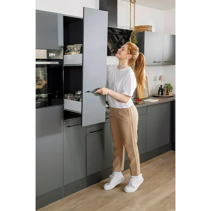 Respekta Olivia Küchenleerblock - Breite: 370 cm, Grau, Ohne Elektrogeräte, Schwarze Griffe - Frau öffnet einen grauen Küchenschrank mit ausziehbaren Regalen, um den Stauraum und die Organisation in einer modernen Küche zu präsentieren.