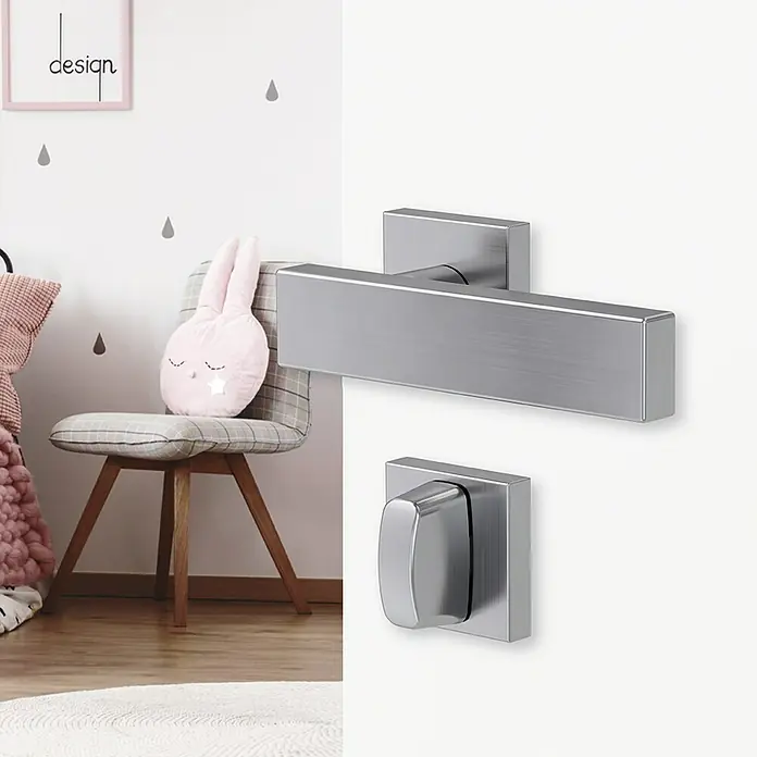 Diamond Doors Creative Zimmertürgarnitur WC Lancaster - Stärke Tür: 40 mm - 45 mm, Schlitzkopf/Olive - Türbeschlag mit einer rechteckigen Rosette und einem Hebel aus gebürstetem Edelstahl, montiert an einer weißen Tür im Innenraum.