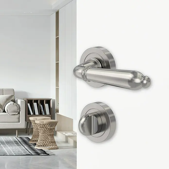 Diamond Doors Classic Drückergarnitur WC Tucson - Stärke Tür: 40 mm - 45 mm, Sonstiges, Schlitzkopf/Olive - Nahaufnahme eines Türdrückers und Drehknopfes aus gebürstetem Nickel, ideal für moderne Inneneinrichtungen.