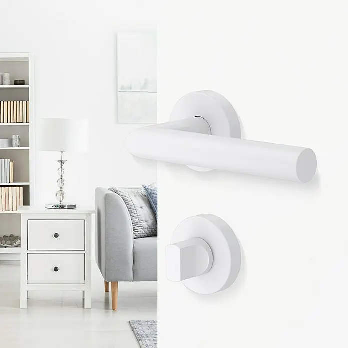 Diamond Doors Modern Zimmertürgarnitur WC L-Form - Stärke Tür: 40 mm - 45 mm, Schlitzkopf/Olive, Edelstahl, L-Form, Weiß - Nahaufnahme eines eleganten, weißen Türdrückers, der modernes Design und Funktionalität vereint. Ideal für stilvolle Inneneinrichtungen.