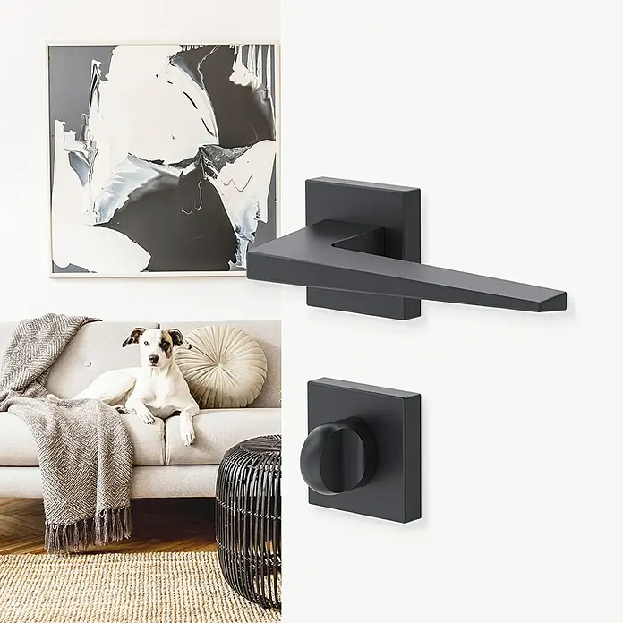 Diamond Doors Black Edition Zimmertürgarnitur WC Riverside - Stärke Tür: 40 mm - 45 mm, Anthrazit, Schlitzkopf/Olive - Nahaufnahme eines modernen, mattschwarzen Türgriffs und Rosette, die elegantes Design und minimalistische Ästhetik vereinen.