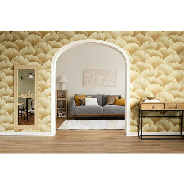 Alfombra de pelo corto Lazer - Oro, 230 x 160 cm, 100% Poliéster - Interior de una elegante sala de estar con papel tapiz floral, muebles de madera clara y un cómodo sofá gris.