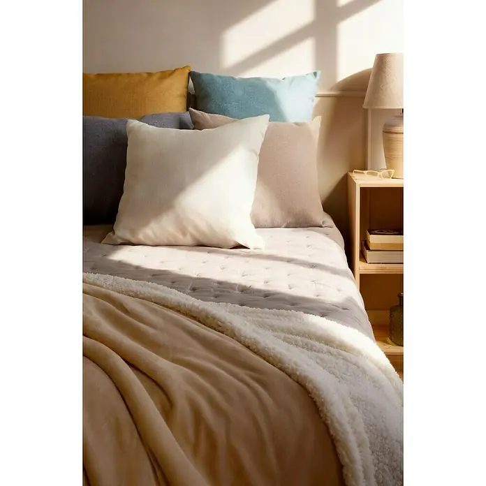 Edredón Corinto - 180 x 260 cm, Poliéster, Arena - Acogedora habitación con almohadas suaves y una lujosa manta en colores suaves, que ofrece comodidad y relajación.