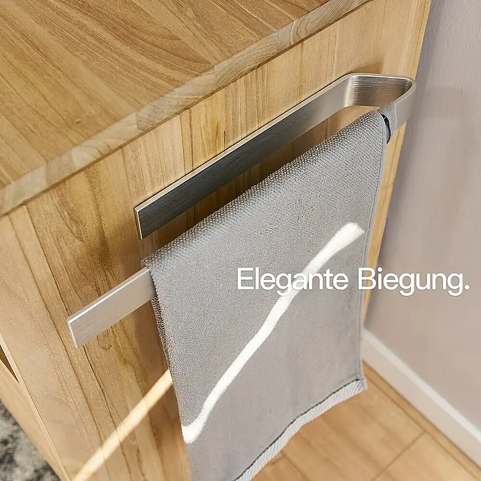 Designfabrik Hamburg Handtuchhalter - Silber gebürstet, Matt, Breite: 40 cm - Handtuchhalter aus Metall mit grauem Handtuch, das an einer Holzkommode befestigt ist. Elegante Badezimmerausstattung.