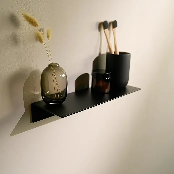 Designfabrik Hamburg Badablage - Breite: 30 cm, Aluminium, Schwarz - Schwarzes Wandregal mit Dekorationen wie Vase, Kerze und Zahnbürsten, minimalistisches Design für Badezimmer oder Wohnraum.