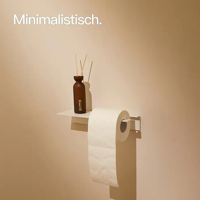 Designfabrik Hamburg Toilettenpapierhalter - Mit Ablage, Weiß, Matt - Minimalistisch: Eine Rolle Toilettenpapier und ein Duftspender auf einem minimalistischen weißen Regal an einer beigen Wand.
