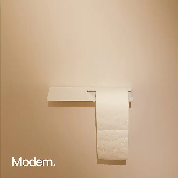 Designfabrik Hamburg Toilettenpapierhalter - Mit Ablage, Weiß, Matt - Modernes, minimalistisches Toilettenpapierregal mit Rolle. Das Regal ist aus weißem Material gefertigt und hängt an einer beigen Wand.
