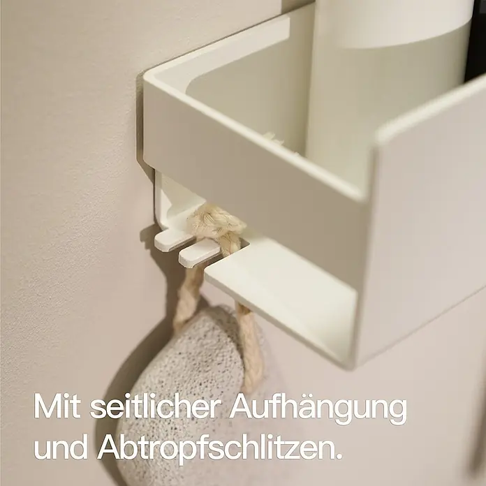 Designfabrik Hamburg Duschablage - Breite: 30 cm, Weiß, Pulverbeschichtet - Ein weißes Badregal mit seitlicher Aufhängung und Abtropfschlitzen, ideal für Dusche oder Badewanne.