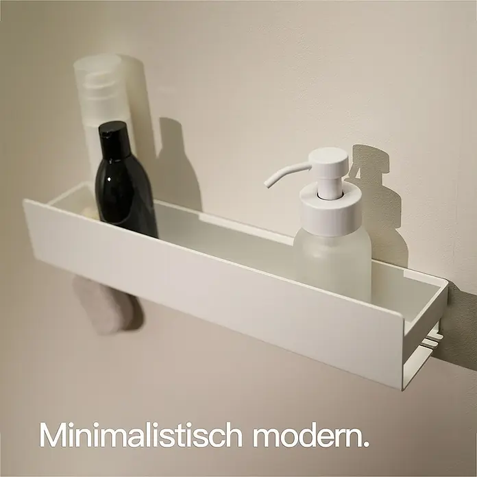 Designfabrik Hamburg Duschablage - Breite: 42 cm, Weiß, Pulverbeschichtet - Modernes, minimalistisches Badezimmerregal in Weiß mit darauf stehenden Badartikeln.