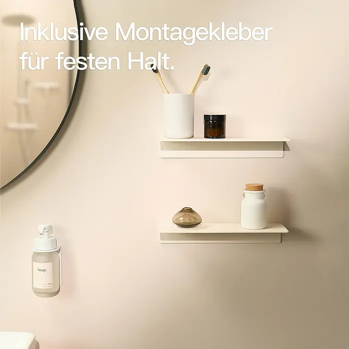 Designfabrik Hamburg Badablage - Breite: 30 cm, Aluminium, Weiß - Wandregale mit verschiedenen Badutensilien und Seifenspender sind an der Wand befestigt. "Inklusive Montagekleber für festen Halt" Text oben.