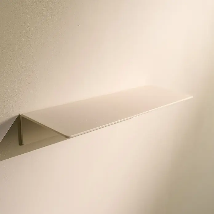 Designfabrik Hamburg Badablage - Breite: 30 cm, Aluminium, Weiß - Nahaufnahme eines schwebenden, minimalistischen weißen Regals an einer hellen Wand, das modernes Design und Funktionalität vereint.