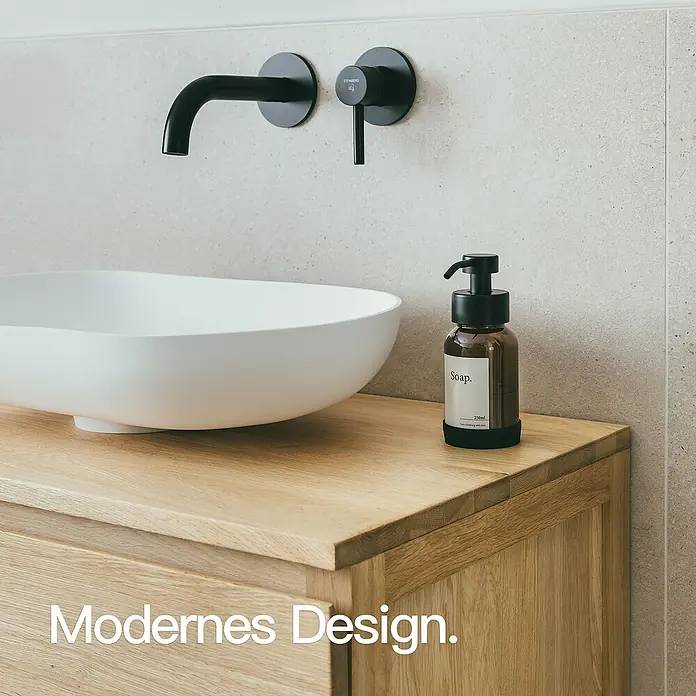 Designfabrik Hamburg Seifenspender - Edelstahl, Schwarz/Braunglas - Moderner Waschtisch mit Aufsatzwaschbecken, schwarzer Armatur und Seifenspender. Elegantes Baddesign für ein stilvolles Ambiente.