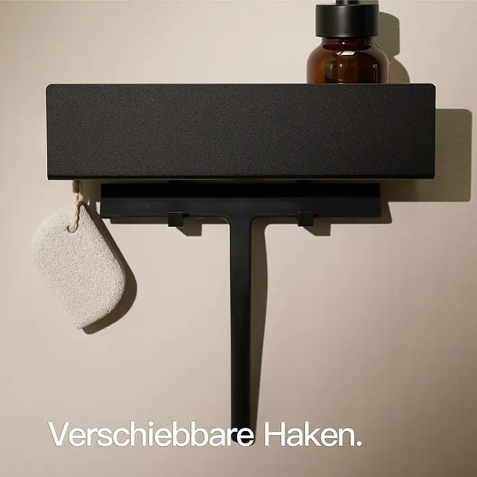 Designfabrik Hamburg Duschablage - Breite: 30 cm, Schwarz, Eloxiert - Das Regal mit verschiebbaren Haken bietet praktischen Stauraum für Badutensilien wie einen Bimsstein und eine Flasche Öl.