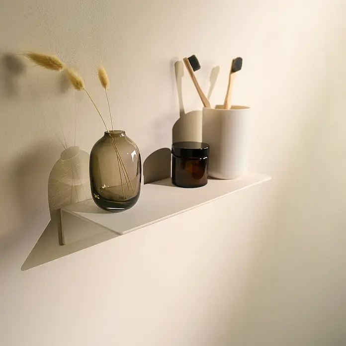 Designfabrik Hamburg Badablage - Breite: 30 cm, Aluminium, Weiß - Nahaufnahme eines Regals mit einer grauen Vase mit Gräsern, einem Tiegel und einem Becher mit Bambuszahnbürsten.