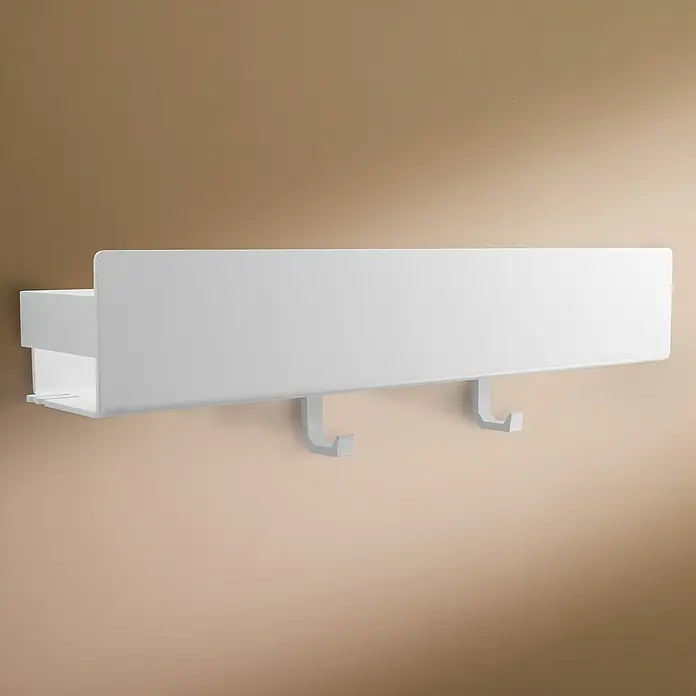 Designfabrik Hamburg Duschablage - Breite: 42 cm, Weiß, Pulverbeschichtet - Eine weiße Wandgarderobe mit Ablagefläche und zwei Haken an einer beigen Wand. Praktische Aufbewahrungslösung für Flur oder Schlafzimmer.