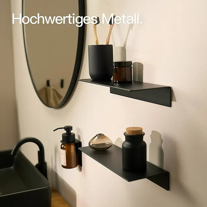 Designfabrik Hamburg Badablage - Breite: 30 cm, Aluminium, Schwarz - Zwei minimalistische, schwarze Metallregale an einer weißen Wand. Auf ihnen sind verschiedene Badutensilien und Dekorationen platziert.