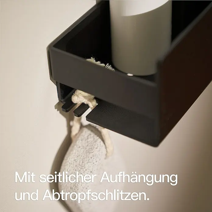 Designfabrik Hamburg Duschablage - Breite: 30 cm, Schwarz, Eloxiert - Das Bild zeigt ein schwarzes Badezimmerregal mit seitlicher Aufhängung und Abtropfschlitzen zur Aufbewahrung von Badutensilien.