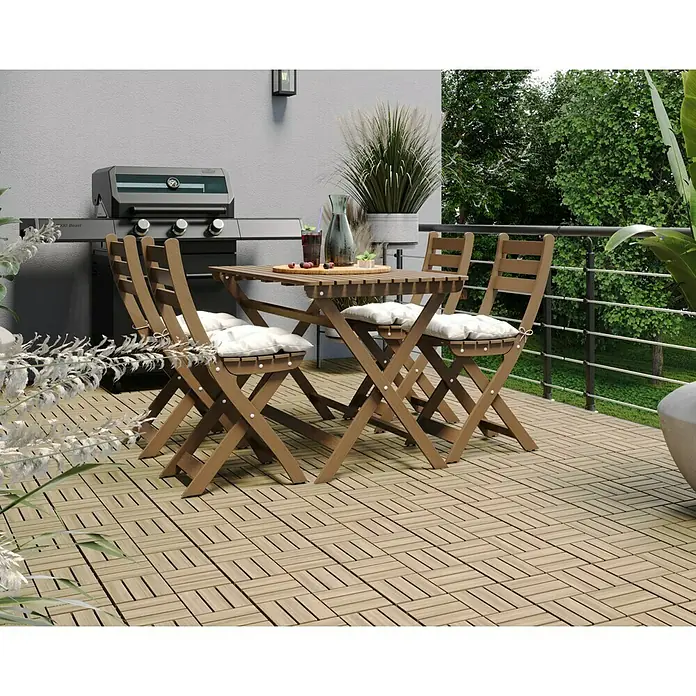 Klickfliese - Akazie, 30 x 30 x 2 cm, Beige, 5 Stk. - Ein Gartenset mit Holztisch und vier passenden Stühlen mit weißen Kissen auf einer Terrasse mit Holzboden.