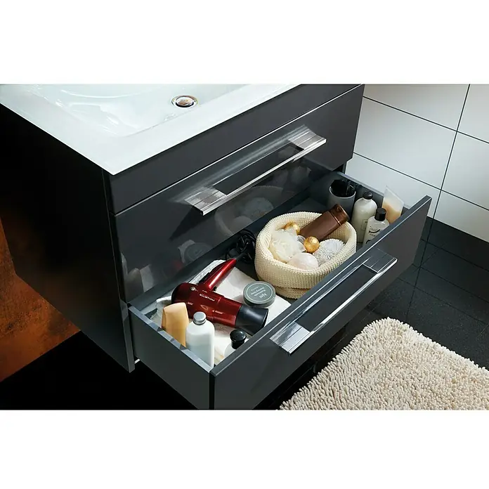 Camargue Stella Waschtischunterschrank - 59,2 x 40,8 x 49 cm, Mit Beleuchtung, Grafit - Ein moderner Badezimmerschrank mit Schublade offen, die mit Badartikeln gefüllt ist. Elegantes Design und praktische Aufbewahrungslösung.